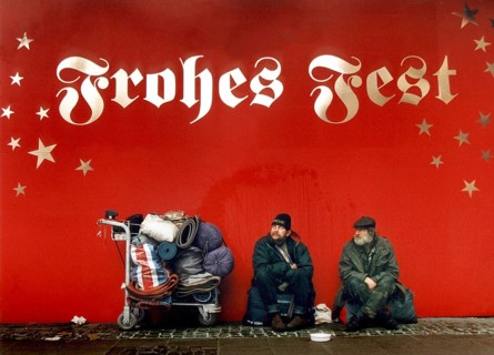DEU, Frankfurt/Main, 13.12.99 -- Two homeless people are begging under the inscription Frohes Fest.