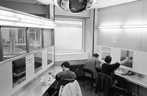 Frankfurt/Main, DEU, 15.03.2000 -- Frankfurt printing room. Drug emergency service rooms in