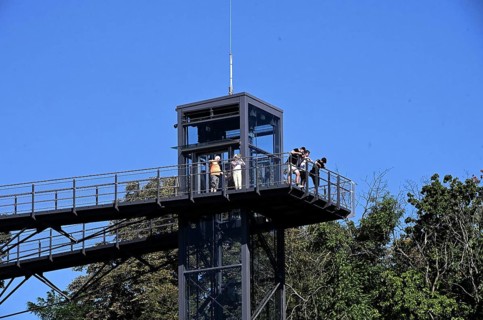 Pedestrian bridge as a tourist viewing project: The Mauerkronenbrücke crowns the Lauentor and