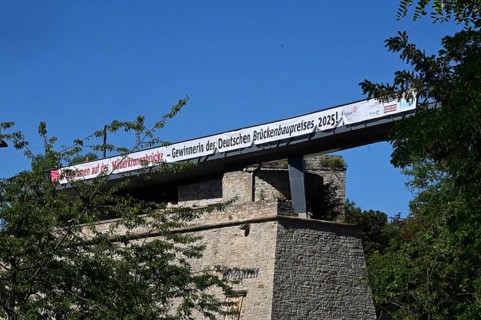 Pedestrian bridge as a tourist viewing project: The Mauerkronenbrücke crowns the Lauentor and