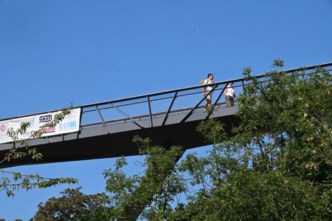 Pedestrian bridge as a tourist viewing project: The Mauerkronenbrücke crowns the Lauentor and