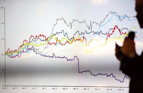 ITA Italy Castelfalfi speaker in front of a curve chart during an event for tourism managers