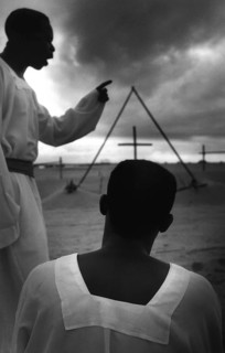 NGA, Lagos, 20.05.97 -- Free churches in Lagos. -- A priest accepts confession from a believer in