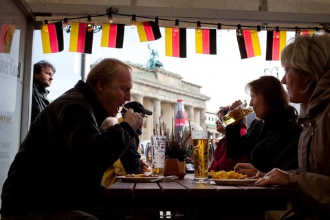 DEU Germany Berlin Eating and drinking in front of the Brandenburg Gate. Scene on the eve of the
