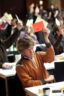 DEU Berlin vote during the Left Party Congress in Berlin-Lichtenberg. Germany Berlin, voting during