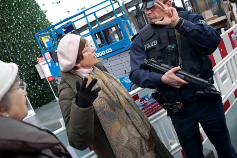 Berlin 2010-11-24 A woman talks to a police officer in Berlin Central Station. DEU Berlin