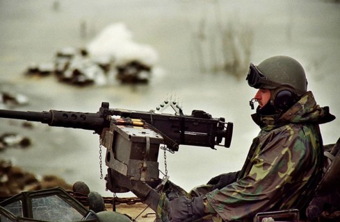 BIH, Bosnia, Vinkovski, 20.12.1995, American soldier crossing the Sava towards Bosnia