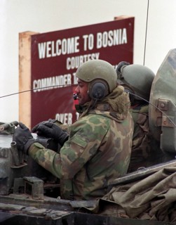 BIH, Bosnia, Vinkovski, 20.12.1995, American soldiers cross the Sava towards Bosnia
