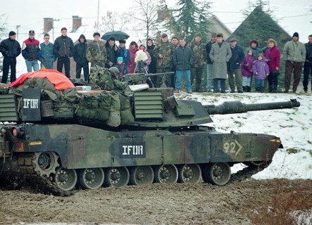 BIH, Bosnia, Vinkovski, 20.12.1995, American soldiers cross the Sava towards Bosnia
