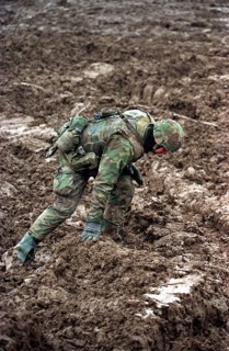 BIH, Bosnia, Vinkovski, 20.12.1995, American soldier stuck in mud on the banks of the Sava