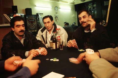 Berlin, DEU, 09.11.1998 -- Men playing cards in a Turkish bar in Kreuzberg. (Free time, tradition)
