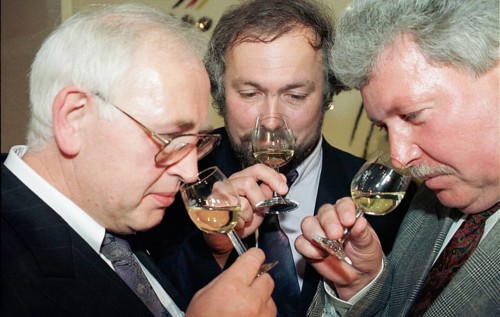 Deu, Rüdesheim, 12.10.1994 Wine tasting. (wine glass, sample, cost) Â© Karsten Thielker