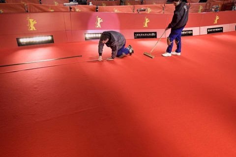 DEU, Germany, Berlin Workers lay the red carpet in front of the opening of the 61st Berlinale in