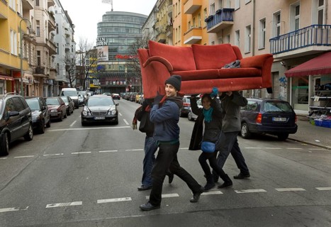 DEU Berlin Young people carry a sofa across Fuldastraße in Berlin Neukölln. The former problem