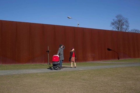 DEU Berlin A couple with strollers at the Wall Memorial on Bernauer Straße in Berlin. Germany