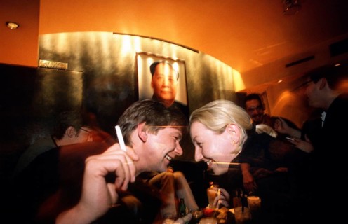 Berlin, DEU, 13.08.1999 -- Guests in the Lützow Bar with a poster of Mao Tse Tung in the background