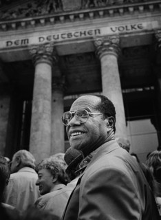 DEU, Germany, Berlin, 20.04.1999, people waiting to visit the reopened Reichstag building
