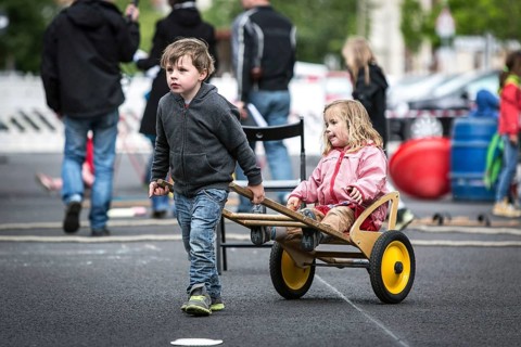 DEU Germany Germany Berlin Children play on Gudvanger Straße, which has been declared the city's