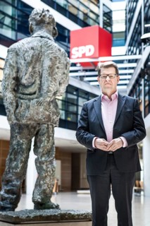 DEU Germany Germany Berlin SPD party vice Ralf Stegner poses with the Willy Brandt memorial at the
