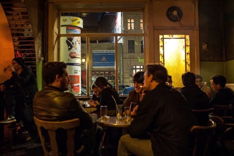 DEU Germany Germany Berlin Guests at Bar Mysliwska on Schlesische Straße in Kreuzberg