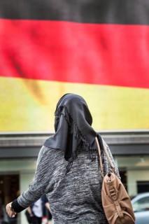 DEU Germany Germany Berlin Passers-by in front of a projection screen on Kurfürstendamm, on which a