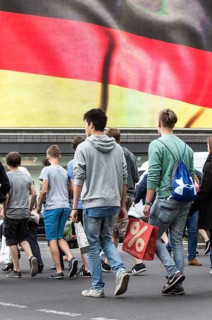 DEU Germany Germany Berlin Passers-by in front of a projection screen on Kurfürstendamm, on which a