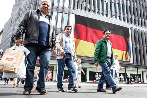 DEU Germany Germany Berlin Passers-by in front of a projection screen on Kurfürstendamm, on which a