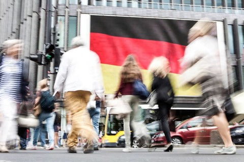 DEU Germany Germany Berlin Passers-by in front of a projection screen on Kurfürstendamm, on which a