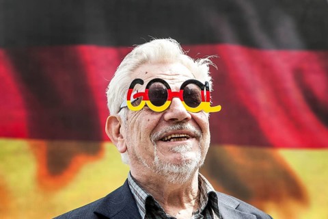 DEU Germany Germany Berlin Passers-by in front of a projection screen on Kurfürstendamm, on which a