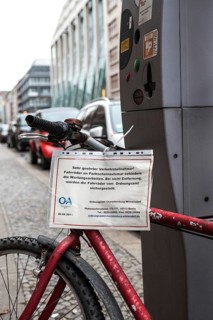 DEU Germany Germany Berlin Notification to the public order office of an orphaned bicycle chained
