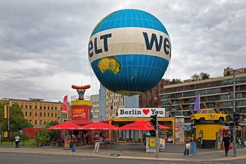 HiFlyer world balloon with the Berlin Loves You gift shop, Curry at the Wall snack bar and the