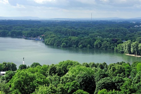 Lake Maschsee in green countryside, Hanover, Lower Saxony, Germany
