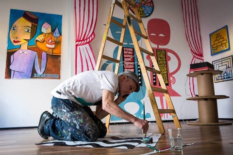 DEU Germany Germany Berlin The artist Jim Avignon setting up an exhibition at the 'Retram' gallery