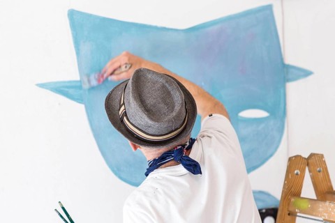 DEU Germany Germany Berlin The artist Jim Avignon setting up an exhibition at the 'Retram' gallery