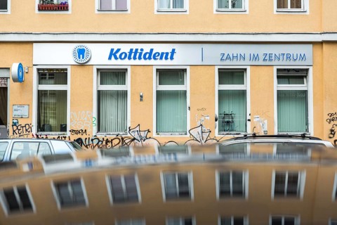 DEU Germany Germany Berlin dental practice 'Kottident', on Manteufelstraße in Kreuzberg, not far