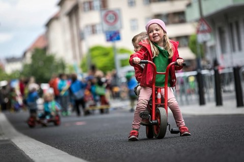 DEU Germany Germany Berlin Children play on Gudvanger Straße, which has been declared the city's