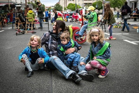 DEU Germany Germany Berlin Children play on Gudvanger Straße, which has been declared the city's