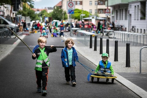 DEU Germany Germany Berlin Children play on Gudvanger Straße, which has been declared the city's