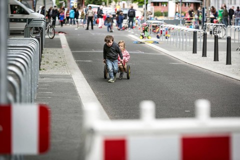 DEU Germany Germany Berlin Children play on Gudvanger Straße, which has been declared the city's