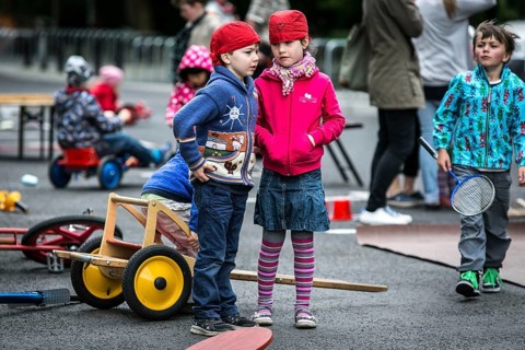 DEU Germany Germany Berlin Children play on Gudvanger Straße, which has been declared the city's