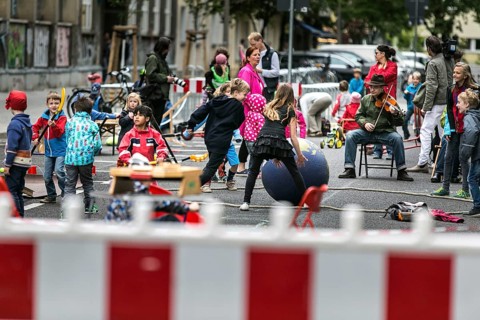 DEU Germany Germany Berlin Children play on Gudvanger Straße, which has been declared the city's