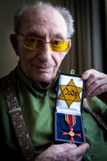 DEU Germany Germany Berlin The Jewish witness Walter Frankenstein with his Jewish star from 1942