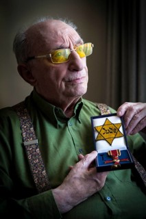 DEU Germany Germany Berlin The Jewish witness Walter Frankenstein with his Jewish star from 1942