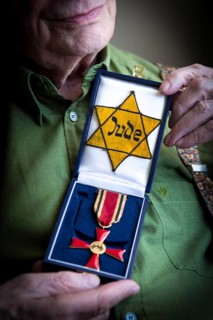 DEU Germany Germany Berlin The Jewish witness Walter Frankenstein with his Jewish star from 1942