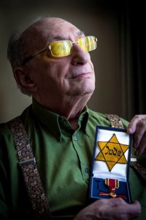 DEU Germany Germany Berlin The Jewish witness Walter Frankenstein with his Jewish star from 1942