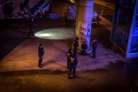 DEU Germany Germany Berlin scene on the Warsaw Bridge in Berlin-Friedrichshain. Police look after a