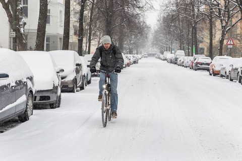 DEU Germany Germany Berlin Cyclists on snow-covered road in Schöneberg
