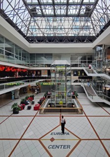 Europa-Center, shopping center, western courtyard with Bernard Gitton's flowing time clock,