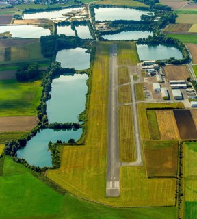 Straubing airfield, EDMS, Flugplatz Straubing-Wallmühle GmbH, commercial airfield, runway, runway,