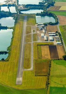 Straubing airfield, EDMS, Flugplatz Straubing-Wallmühle GmbH, commercial airfield, runway, runway,